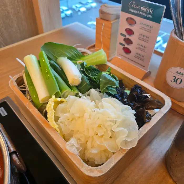 신선한 채소와 버섯이 담긴 바구니