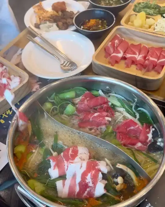 끓고 있는 샤브샤브 냄비와 준비된 고기
