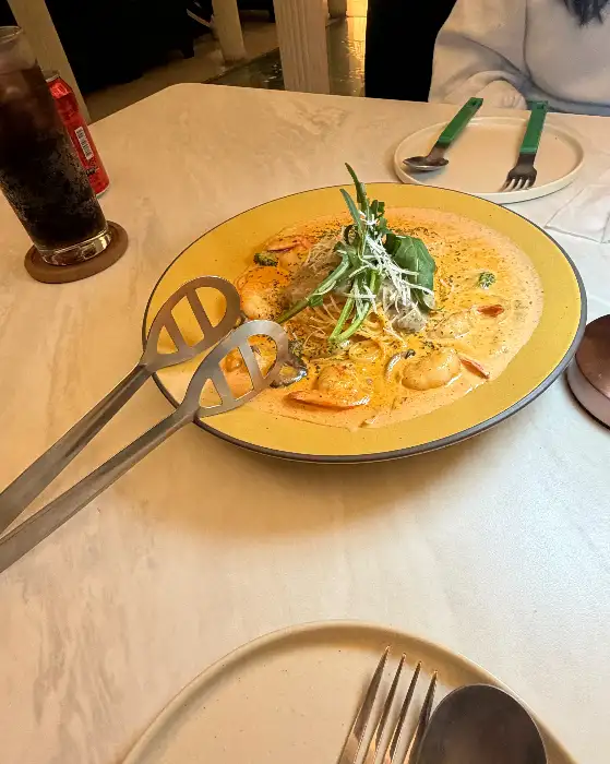 해산물이 풍성하게 들어간 토마토 파스타