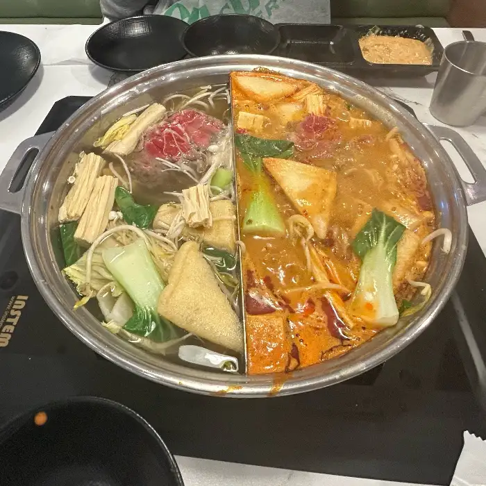 두 가지 맛 육수에 담긴 푸짐한 샤브샤브 재료