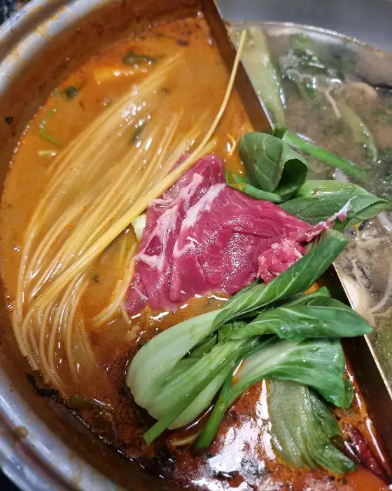 마라 육수에 담긴 소고기, 청경채, 면사리