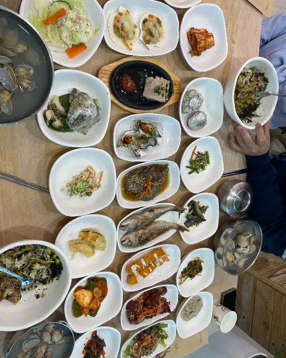 다양한 종류의 해산물과 음식들이 차려진 식탁