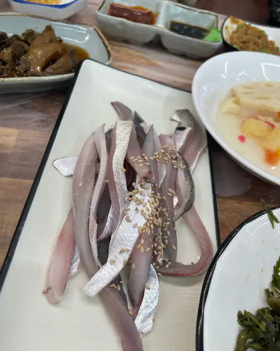 신선한 회와 곁들임 음식들