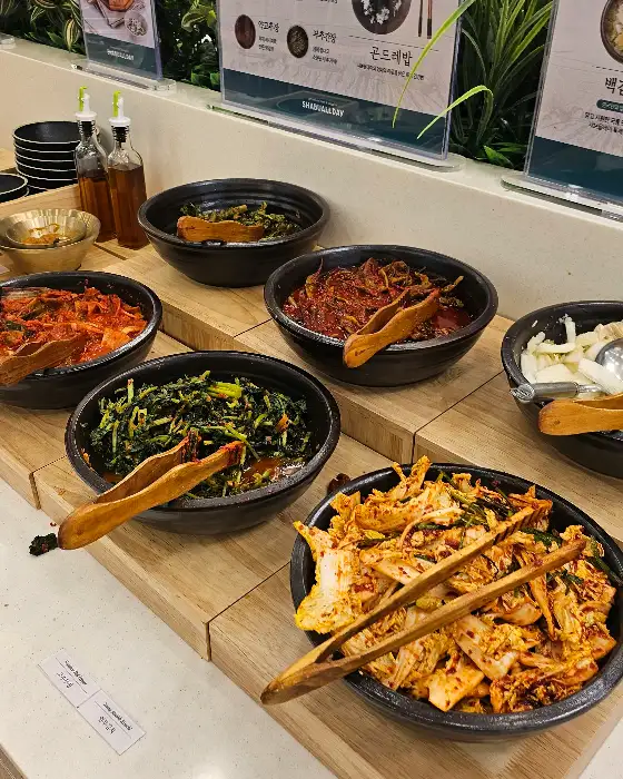 다양한 종류의 김치 및 밑반찬