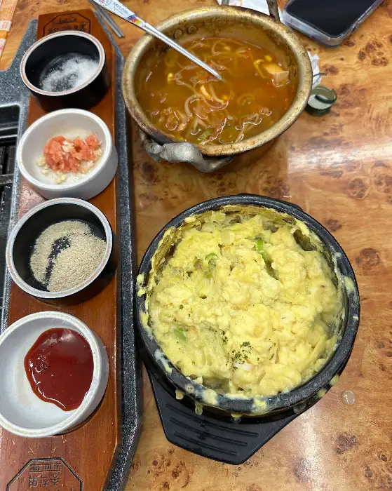 보글보글 끓는 찌개와 부드러운 계란찜