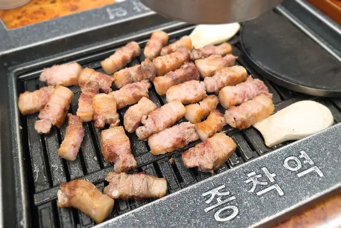 불판 위에서 맛있게 익어가는 삼겹살