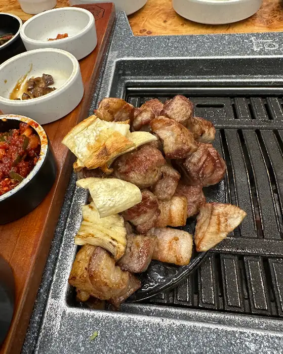 잘 익은 고기와 곁들임 찬들