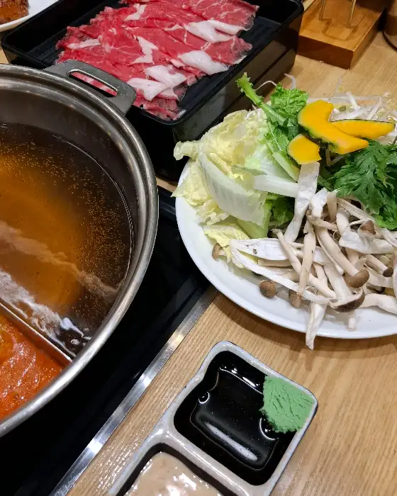 육수에 익혀지고 있는 샤브샤브 재료