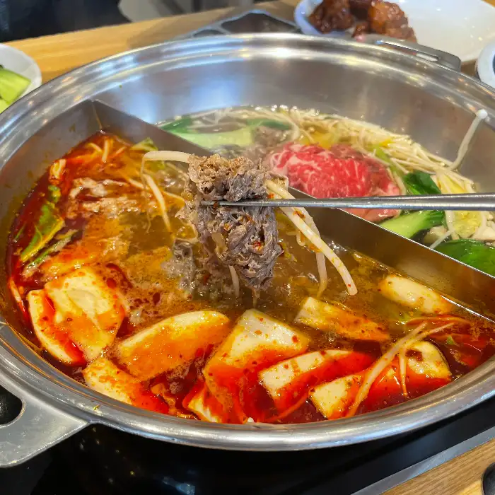 샤브샤브 냄비 안의 다양한 재료들