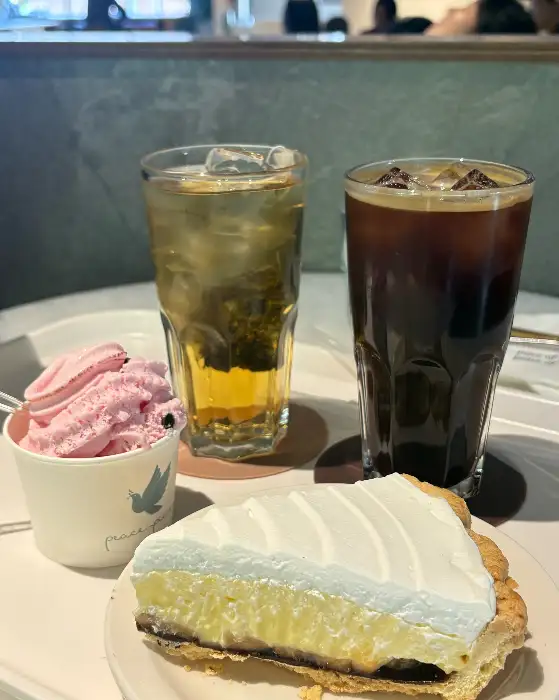 아이스 아메리카노와 함께 나온 파이와 아이스크림