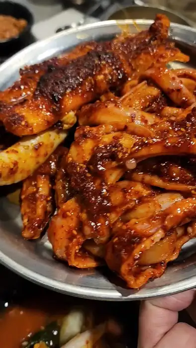 숯불 위에 올려진 꼼장어