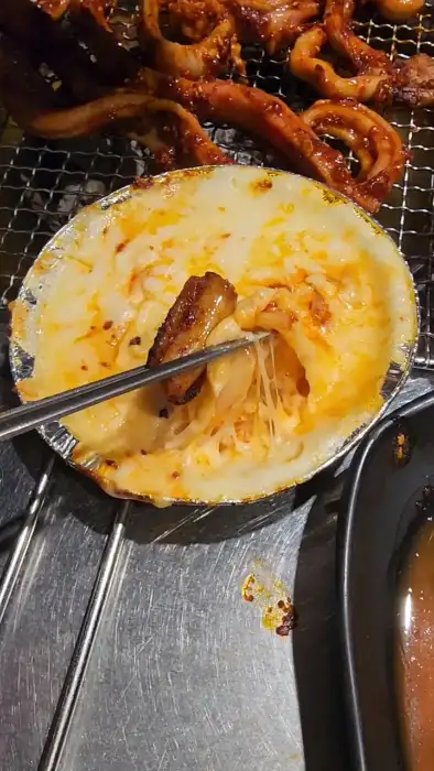 치즈에 찍어 먹는 꼼장어