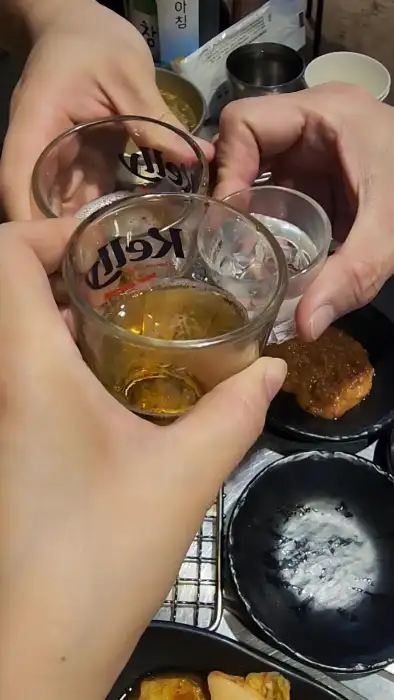 술잔을 부딪히는 모습