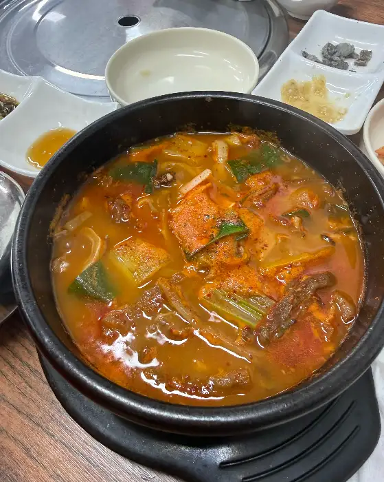김치와 함께 끓여지고 있는 곱창 전골