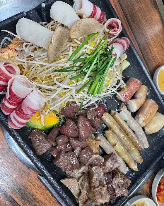 잘 볶아진 볶음밥 위에 김가루가 뿌려져 있음
