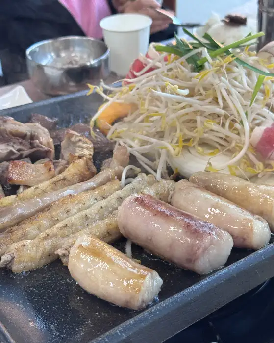 곱창과 대창, 우삼겹 등 다양한 고기가 불판에 구워지고 있는 모습