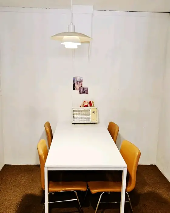테이블 위에 놓인 하얀 식탁보와 탁상용 난방기, 그리고 의자들