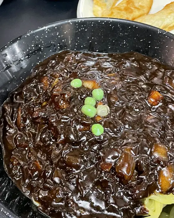 짜장면에 얹어진 완두콩