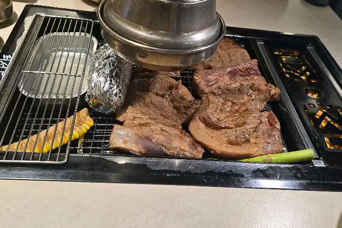 불판 위에서 구워지는 목살과 삼겹살