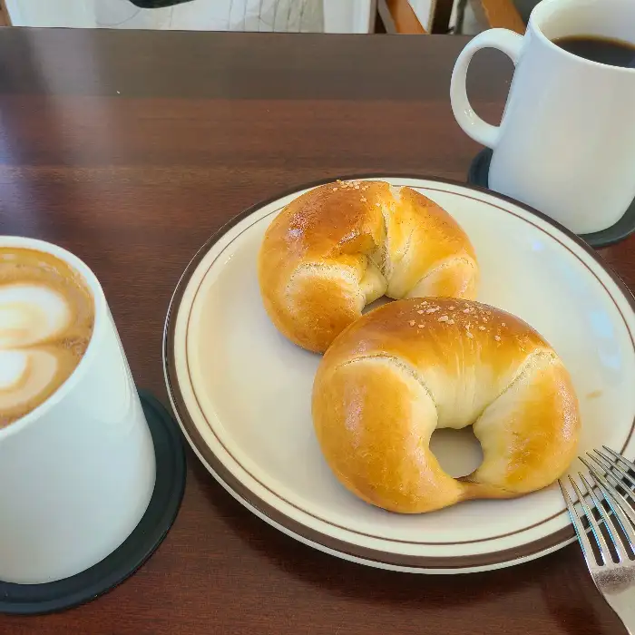 커피와 소금빵 사진
