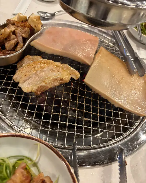 불판 위에서 구워지고 있는 껍데기