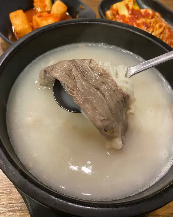 설렁탕 한 숟갈에 담긴 고기와 소면