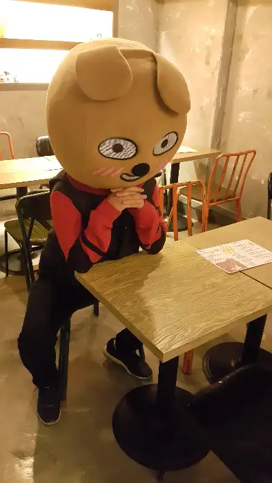 테이블에 앉아 기다리는 모습