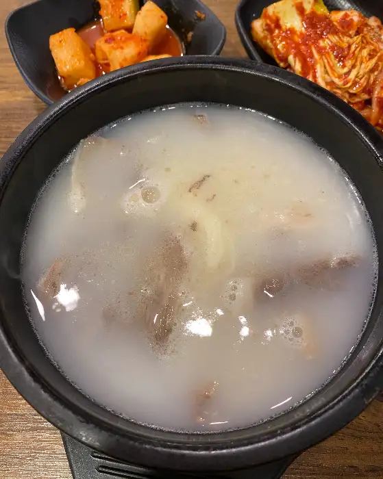 설렁탕과 곁들여 나온 김치와 깍두기