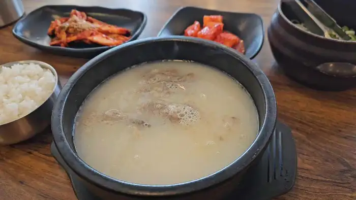 밥그릇과 함께 나온 설렁탕