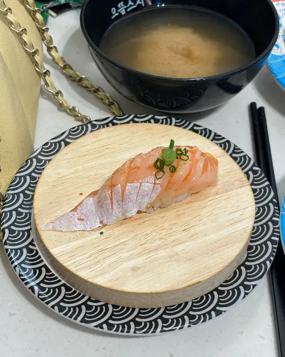 나무 접시에 담긴 연어 초밥과 미소국