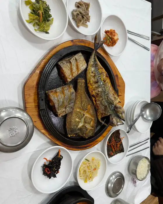 다양한 반찬과 생선구이가 준비된 상차림