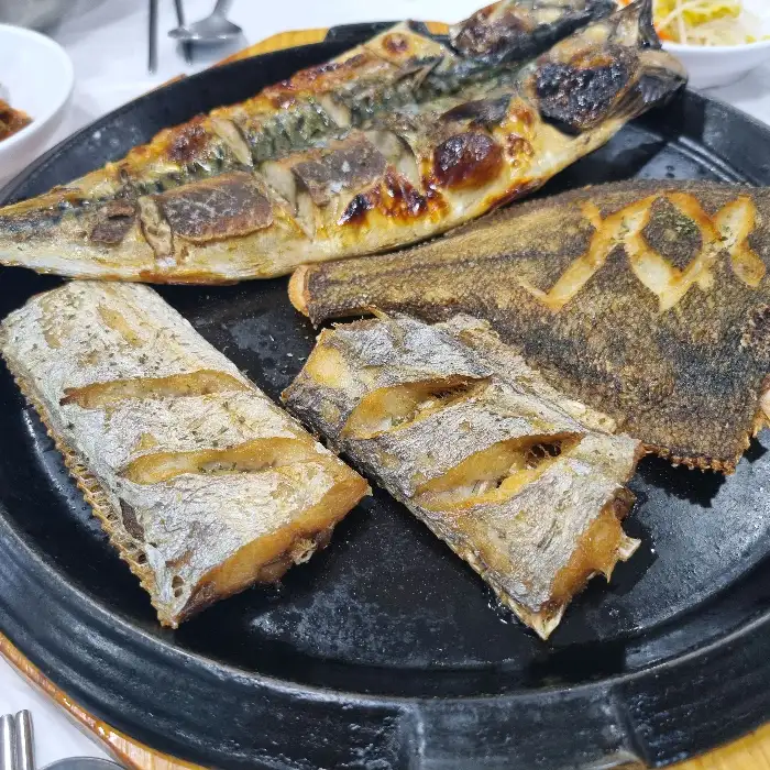 잘 구워진 다양한 생선구이 클로즈업