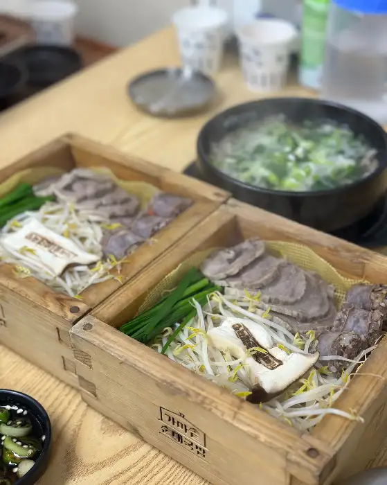 편백찜의 고기와 순대, 채소 클로즈업