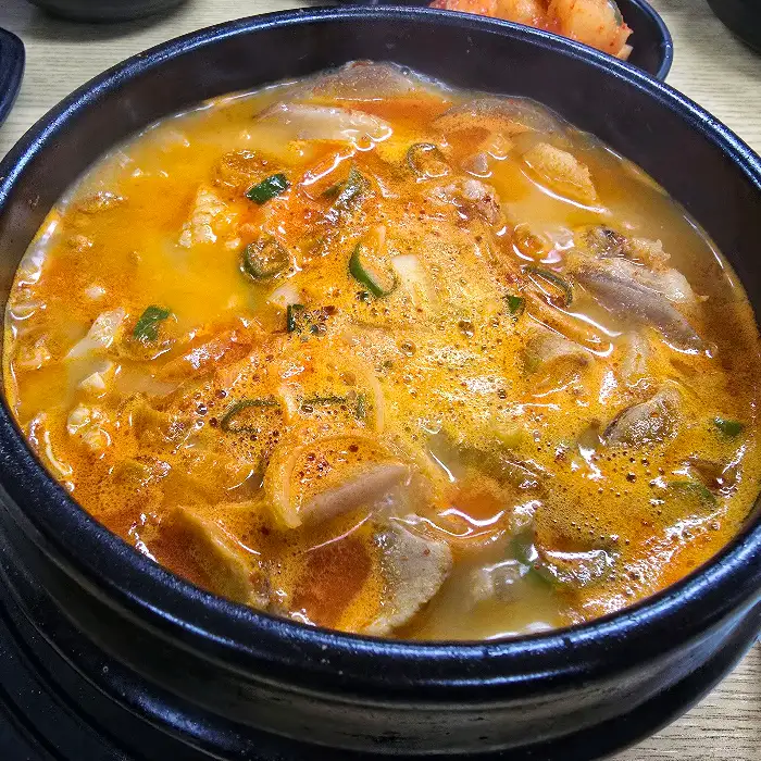 얼큰한 순대국밥의 모습
