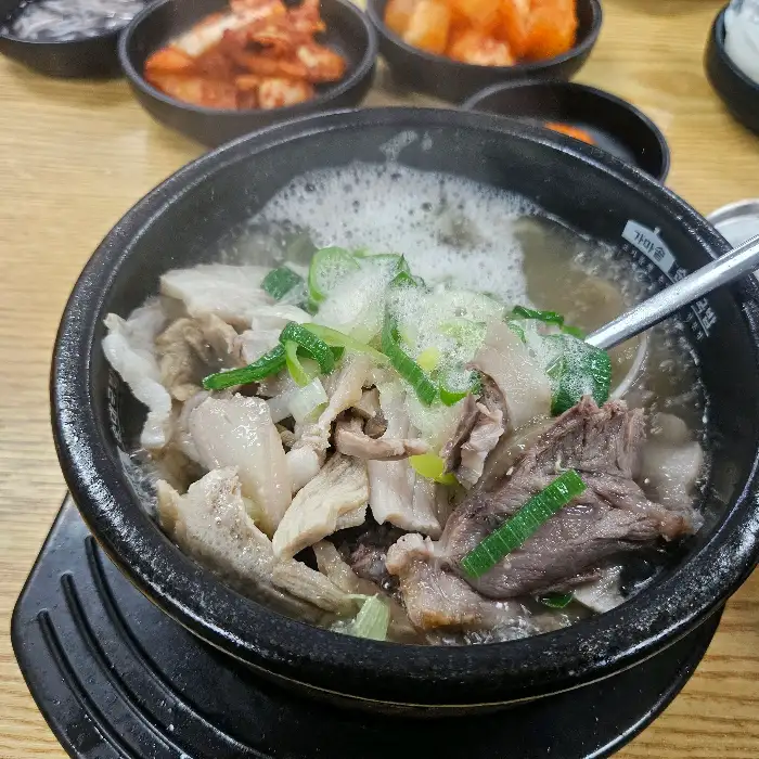 순대국밥 속의 푸짐한 고기와 순대