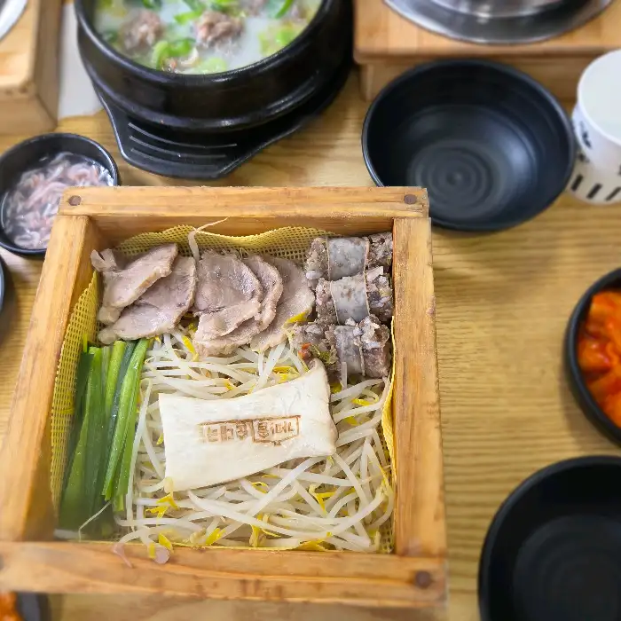 또 다른 각도에서 본 편백찜 세트의 구성