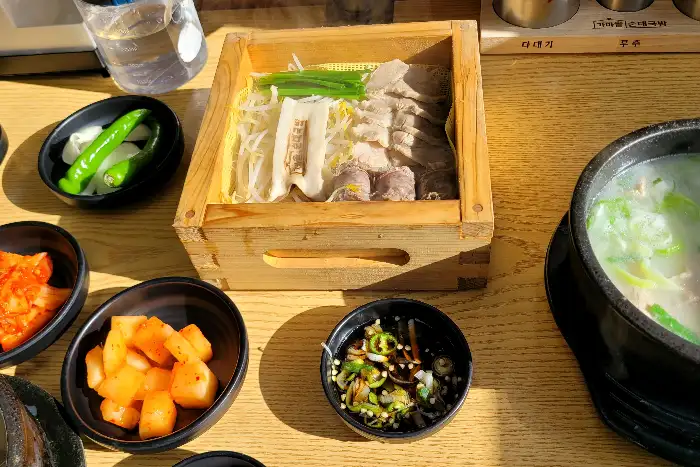 정갈하게 차려진 반찬과 국밥, 편백찜