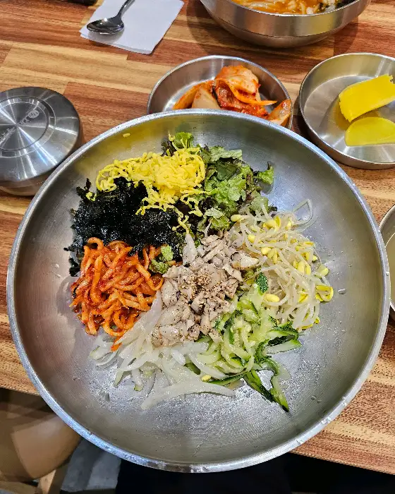 윤기가 흐르는 육회비빔밥
