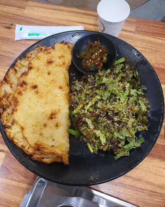 맑은 국물의 칼국수와 김치, 단무지