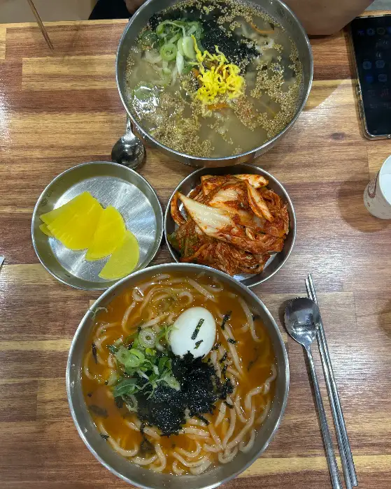 얼큰해 보이는 장칼국수와 맑은 칼국수, 비빔밥, 김치, 단무지