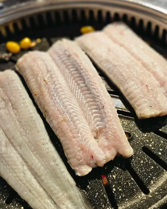 그릴 위에 올려진 신선한 민물장어