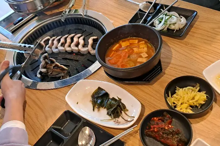 장어구이와 함께 나온 된장찌개와 반찬들