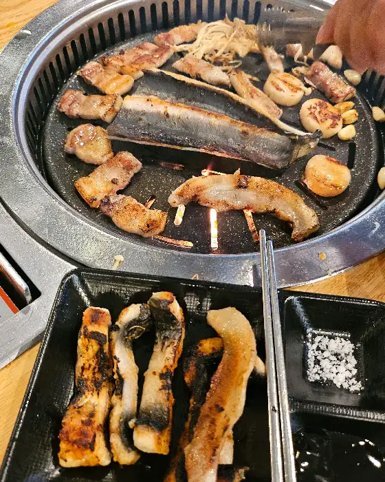장어, 돼지고기, 관자 등이 함께 구워지고 있는 불판