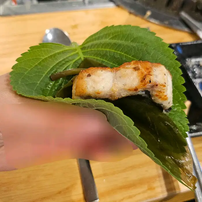 상추쌈에 싸 먹는 돼지고기 한 점