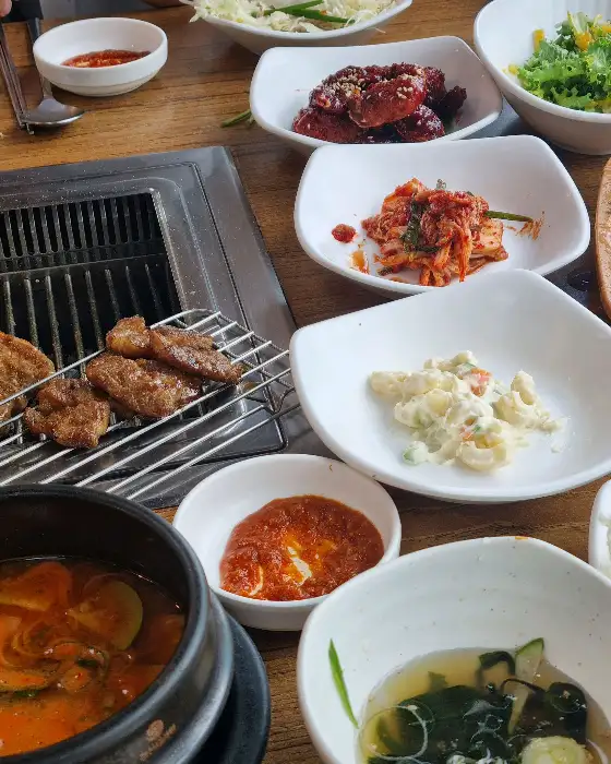 다양한 밑반찬과 숯불구이