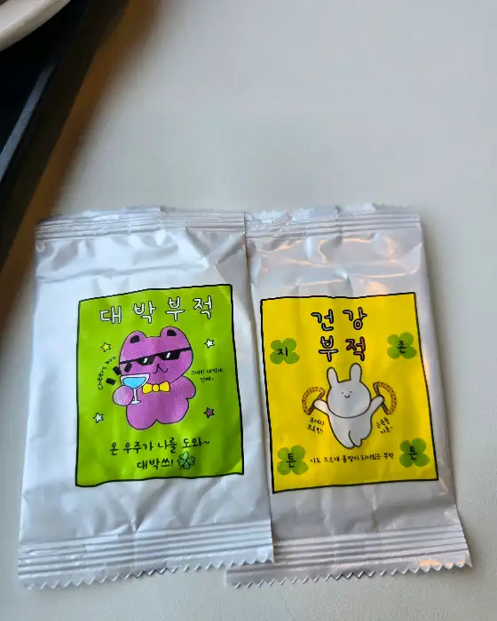 카페에서 판매하는 굿즈 사진