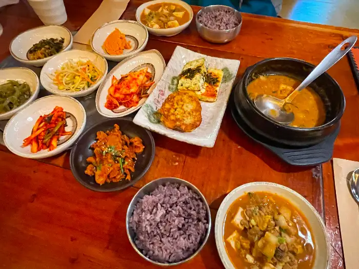 스테이크와 곁들임 메뉴