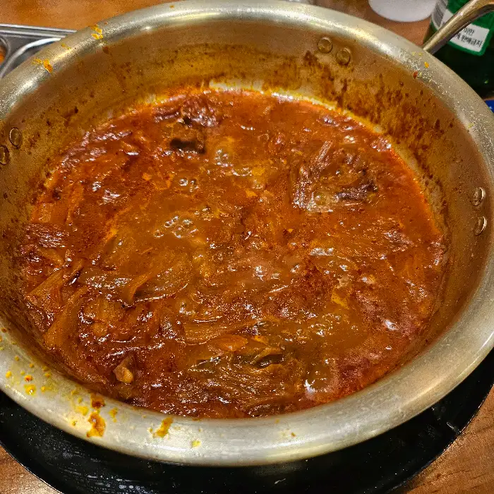 김치찌개처럼 보이는 붉은 국물 요리