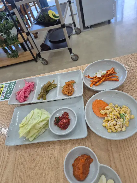 다양하고 정갈한 밑반찬