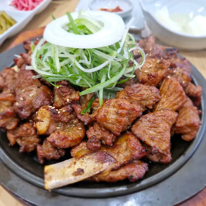 잘 구워진 돼지갈비 클로즈업